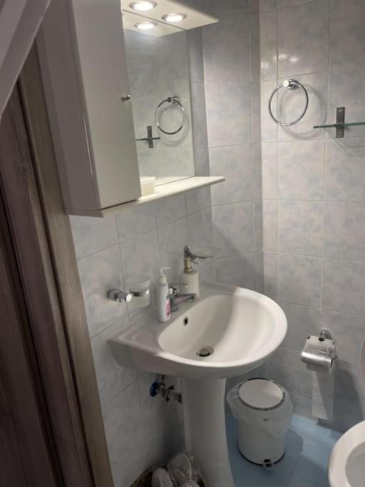 Central Modern Apartment Wolos Zewnętrze zdjęcie